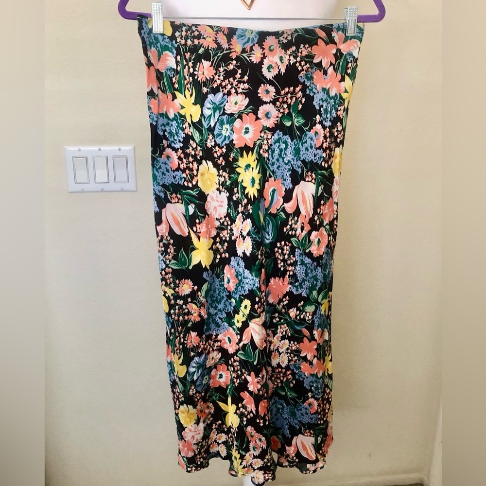 MAEVE beautiful satin floral skirt. Excellent, like new condition sz Medium P
